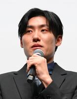 　映画「栄光のバックホーム」舞台あいさつで涙を流す松谷鷹也（撮影・伊藤笙子）