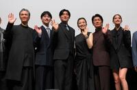 　映画「栄光のバックホーム」舞台あいさつに登場した（左から）加藤雅也、前田拳太郎、松谷鷹也、鈴木京香、高橋克典、山崎紘菜（撮影・伊藤笙子）