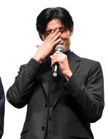 　舞台あいさつで涙を流す松谷鷹也（撮影・伊藤笙子）