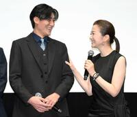 　Ｗ主演の松谷鷹也（左）と鈴木京香（撮影・伊藤笙子）