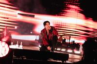 　ステージで熱唱するＪＩＮ　（Ｐ）＆（Ｃ）ＢＩＧＨＩＴ　ＭＵＳＩＣ