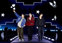 　ＪＩＮ（中央）のコンサートにゲスト登場したＪ-ＨＯＰＥ（左）とＪＵＮＧ　ＫＯＯＫ　Ⓟ＆©ＢＩＧＨＩＴ　ＭＵＳＩＣ