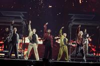 　「ｓ＊＊ｔ　ｋｉｎｇｚ　Ｄａｎｃｅ　Ｌｉｖｅ　２０２５　ｉｎ　日本武道館『ＬＡＮＤＩＮＧ』」でパフォーマンスをする三浦大知（中央）とｓ＊＊ｔ　ｋｉｎｇｚの、Ｏｇｕｒｉ、ＮＯＰＰＯ、（１人おいて）ｓｈｏｊｉ、ｋａｚｕｋｉ