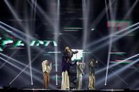 　「ｓ＊＊ｔ　ｋｉｎｇｚ　Ｄａｎｃｅ　Ｌｉｖｅ　２０２５　ｉｎ　日本武道館『ＬＡＮＤＩＮＧ』」でパフォーマンスをするＳＫＹ-ＨＩ（中央奥）と、ｓ＊＊ｔ　ｋｉｎｇｚ