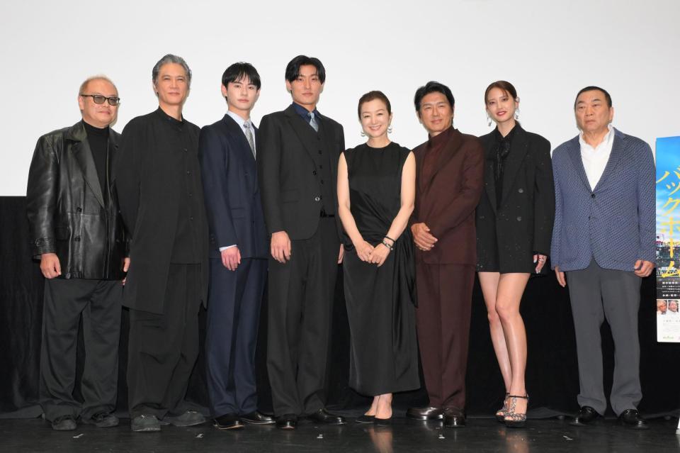 　映画「栄光のバックホーム」舞台あいさつに登場した（左から）秋山純監督、加藤雅也、前田拳太郎、松谷鷹也、鈴木京香、高橋克典、山崎紘菜、見城徹（撮影・伊藤笙子）