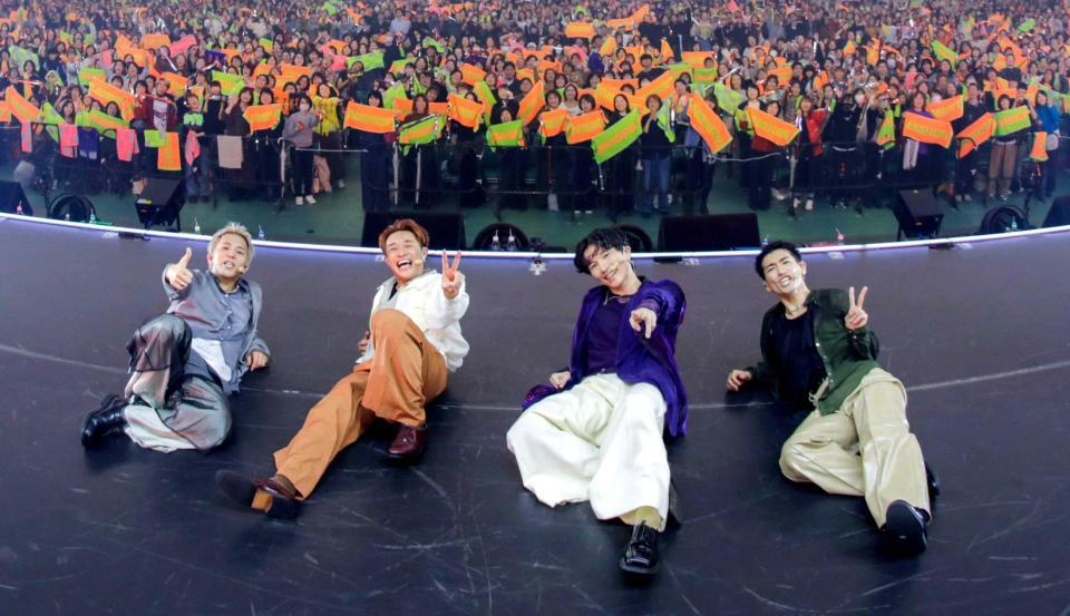 　ファンの前でポーズを決めるｓ＊＊ｔ　ｋｉｎｇｚ