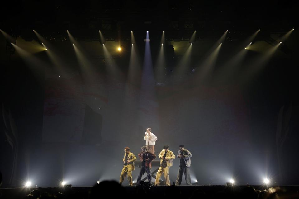 　「ｓ＊＊ｔ　ｋｉｎｇｚ　Ｄａｎｃｅ　Ｌｉｖｅ　２０２５　ｉｎ　日本武道館『ＬＡＮＤＩＮＧ』」でパフォーマンスをするｃｌａｑｕｅｐｏｔ（中央上段）と、ｓ＊＊ｔ　ｋｉｎｇｚ