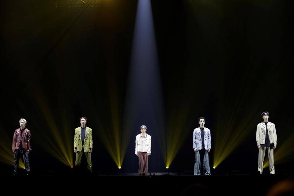 　「ｓ＊＊ｔ　ｋｉｎｇｚ　Ｄａｎｃｅ　Ｌｉｖｅ　２０２５　ｉｎ　日本武道館『ＬＡＮＤＩＮＧ』」でパフォーマンスをするｃｌａｑｕｅｐｏｔ（中央）と、ｓ＊＊ｔ　ｋｉｎｇｚの（左から）ｋａｚｕｋｉ、ｓｈｏｊｉ、（１人おいて）Ｏｇｕｒｉ、ＮＯＰＰＯ