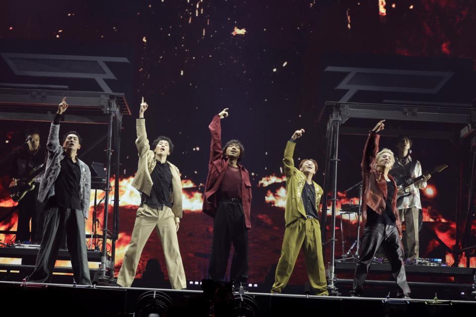 　「ｓ＊＊ｔ　ｋｉｎｇｚ　Ｄａｎｃｅ　Ｌｉｖｅ　２０２５　ｉｎ　日本武道館『ＬＡＮＤＩＮＧ』」でパフォーマンスをする三浦大知（中央）とｓ＊＊ｔ　ｋｉｎｇｚの、Ｏｇｕｒｉ、ＮＯＰＰＯ、（１人おいて）ｓｈｏｊｉ、ｋａｚｕｋｉ