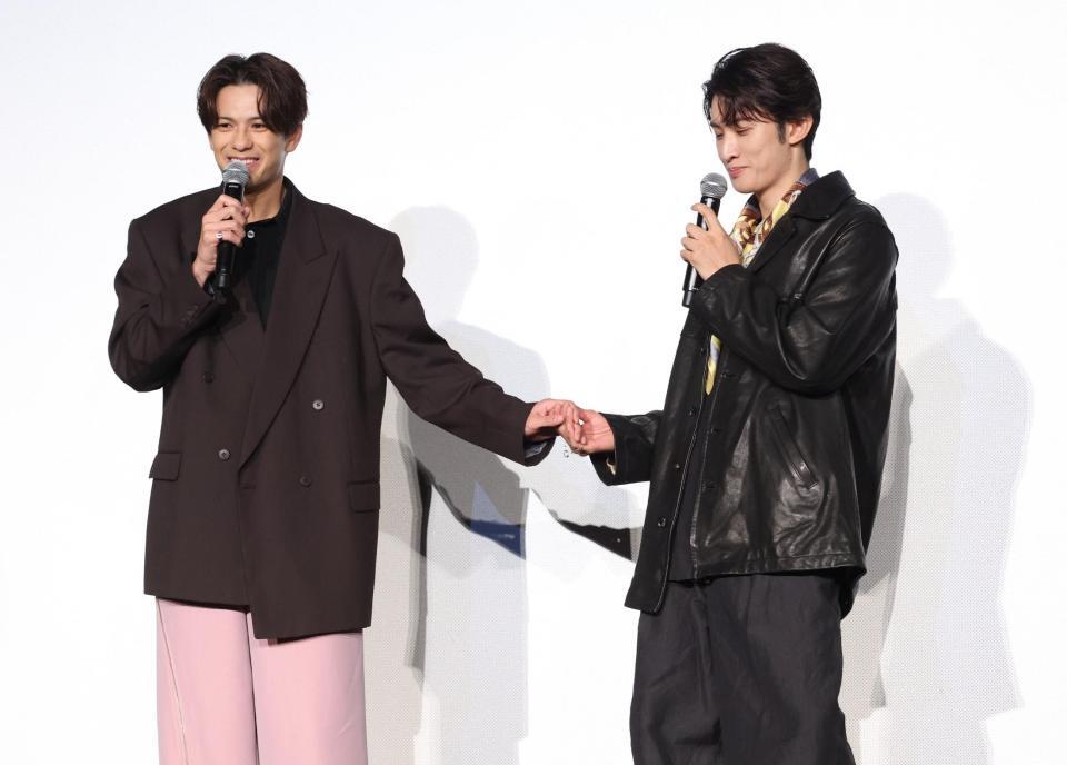 　トークする森崎ウィン（左）の手を握る向井康二＝ユナテッド・シネマ豊洲（撮影・金田祐二）