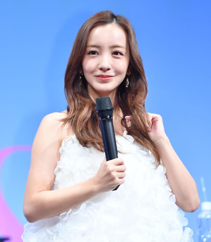 　イベントでキュートな笑みを浮かべる板野友美（撮影・開出牧）