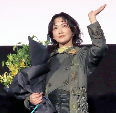 　手を振る生駒里奈