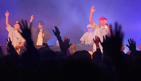 　ライブを盛り上げるＳＴＵＴＳ（左から２人目）とスチャダラパー（撮影・開出牧）