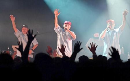 　観客と一体となり盛り上がるスチャダラパー（撮影・開出牧）