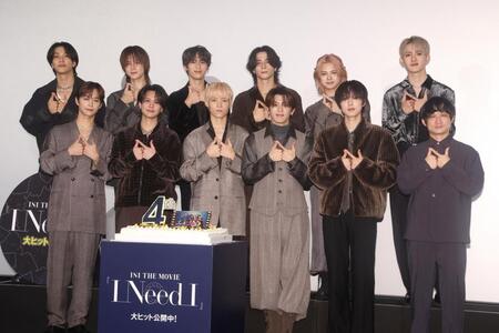 　舞台挨拶に登壇したＩＮＩと榊原有佑監督（前列右端）＝撮影・石井剣太郎
