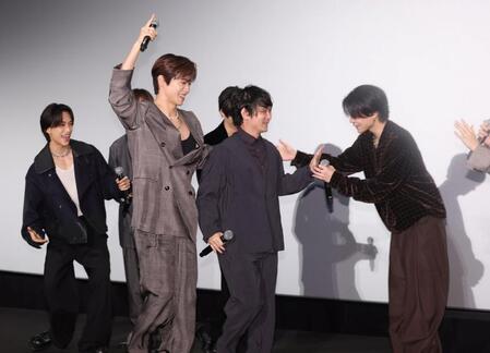 　榊原有佑監督（中央）を迎える後藤威尊（同左）らＩＮＩメンバー（撮影・石井剣太郎）