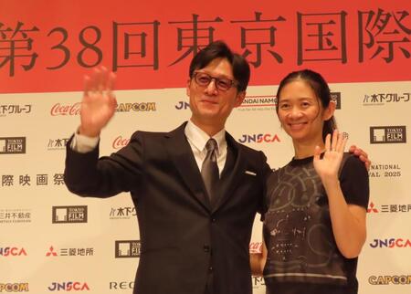 　黒澤明賞を受賞した李相日監督（左）とクロエ・ジャオ監督