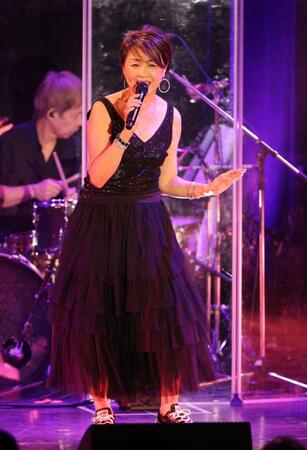 　歌い上げる香坂みゆき（撮影・西岡正）