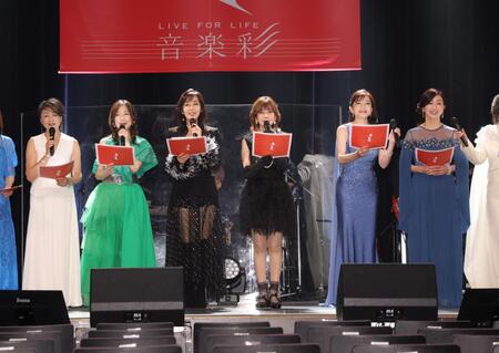 　「アメイジング・グレイス」を歌う（左から）香坂みゆき、森口博子、早見優、松本伊代、島田歌穂、酒井法子（撮影・西岡正）