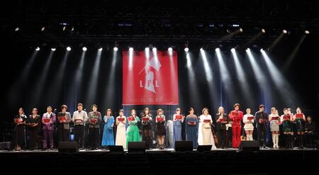 　アメイジング・フレイスを歌うアーティストら（撮影・西岡正）