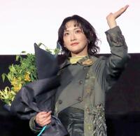 　手を振る生駒里奈