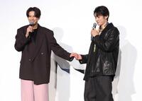 　トークする森崎ウィン（左）の手を握る向井康二（撮影・金田祐二）