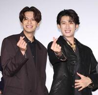 　ノリノリでポーズを決める森崎ウィン（左）と向井康二（撮影・金田祐二）