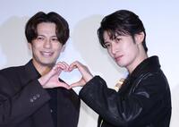　仲良くハートマークを作る森崎ウィン（左）と向井康二（撮影・金田祐二）