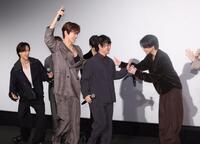 　榊原有佑監督（中央）を迎える後藤威尊（同左）らＩＮＩメンバー（撮影・石井剣太郎）