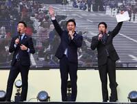 　登壇する（左から）横山英幸市長、吉村洋文知事、今田耕司（撮影・山口登）