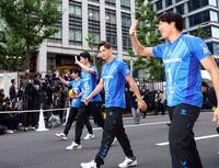 　御堂筋ランウェイに登場する大阪ブルテオン・西田有志（中央右）ら（撮影・山口登）