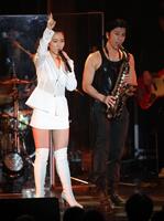 　武田真治（右）と共演する田中あいみ（撮影・西岡正）