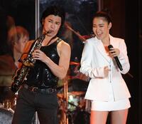 　田中あいみ（右）と共演する武田真治（撮影・西岡正）