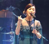 　手話を交えて「碧いうさぎ」を歌う酒井法子（撮影・西岡正）