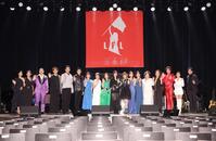 　笑顔で手を振るアーティストら（撮影・西岡正）