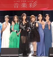 　手を振る（左から）香坂みゆき、森口博子、早見優、松本伊代、島田歌穂、酒井法（撮影・西岡正）