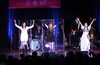 　３人でポーズを決める（左から）早見優、松本伊代、森口博子（撮影・西岡正）