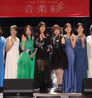 　笑顔で手を振る（左から）香坂みゆき、森口博子、早見優、松本伊代、島田歌穂、酒井法子（撮影・西岡正）