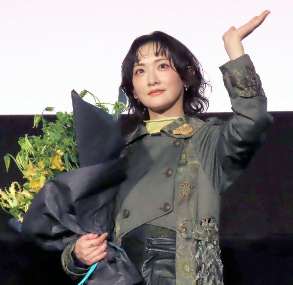 　手を振る生駒里奈