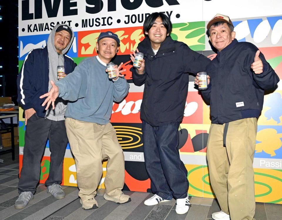 　ライブイベント後、同時開催の音楽カルチャーマーケットでＳＴＵＴＳ（右から２人目）とポーズを決めるスチャダラパーの（左から）ＡＮＩ、Ｂｏｓｅ、ＳＨＩＮＣＯ（撮影・開出牧）