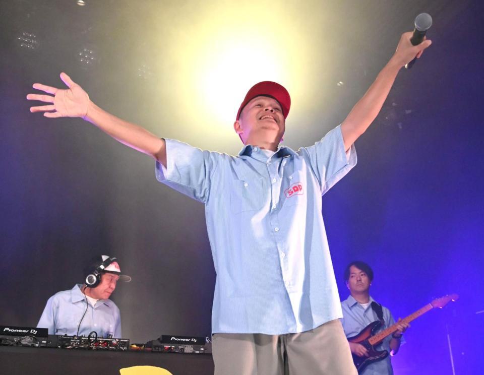 　ライブを盛り上げるスチャダラパーのＢｏｓｅ（撮影・開出牧）