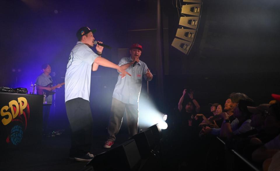 　ライブを盛り上げるスチャダラパー（撮影・開出牧）