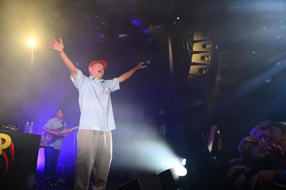 　ライブを盛り上げるスチャダラパーのＢｏｓｅ（撮影・開出牧）