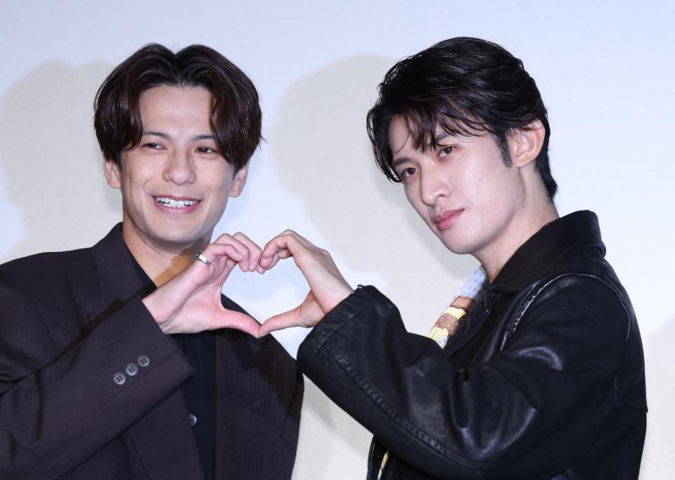 　仲良くハートマークを作る森崎ウィン（左）と向井康二（撮影・金田祐二）