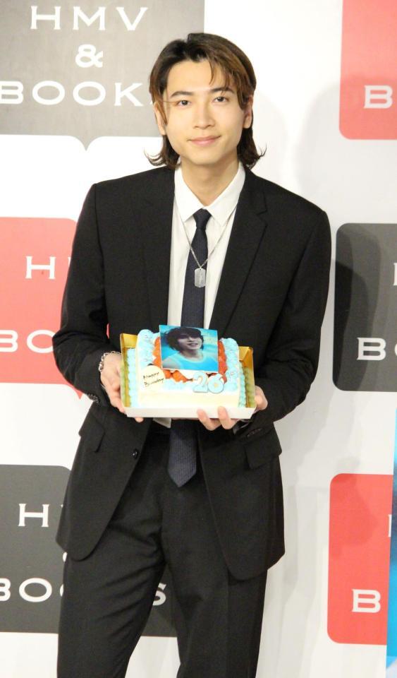 　誕生日ケーキで祝福された庄司浩平