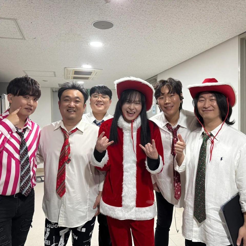 　キム・ギョンホの公式ＹｏｕＴｕｂｅチャンネル＠＠ｓｈｏｕｔｋｋｈより　病を克服し、現在も精力的に音楽活動を続けているキム・ギョンホ（中央）