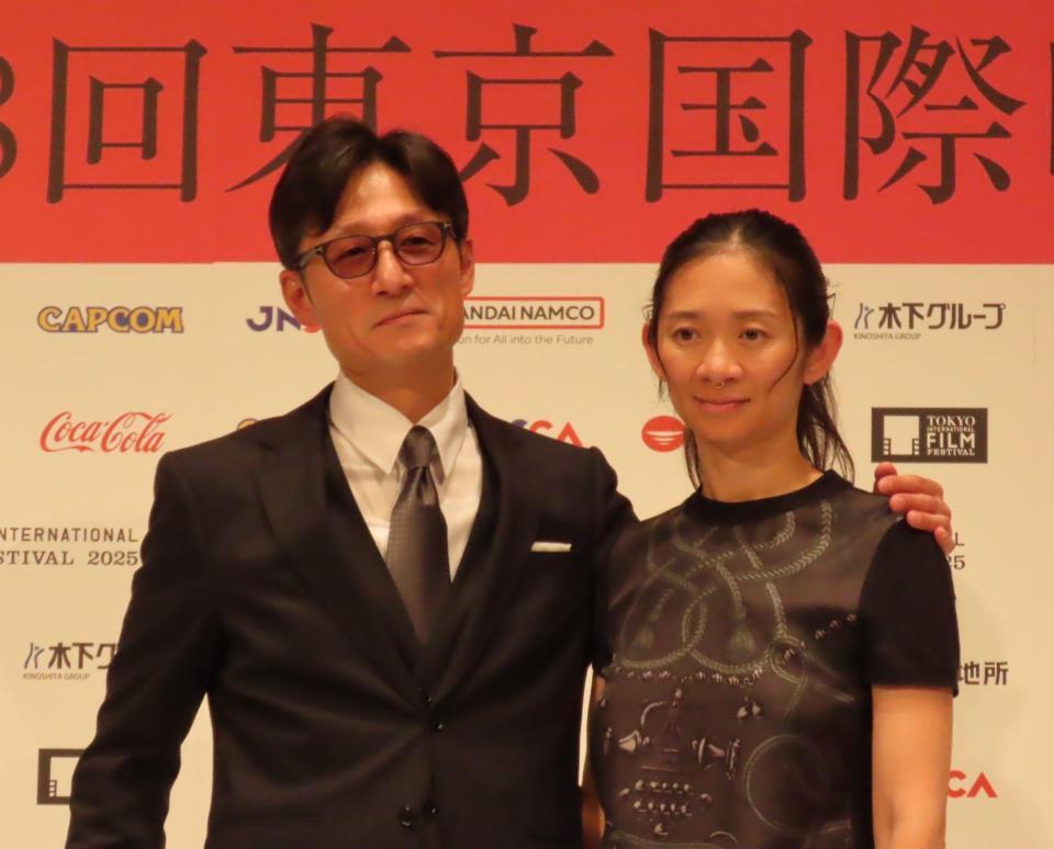 　黒澤明賞を受賞した李相日監督（左）とクロエ・ジャオ監督