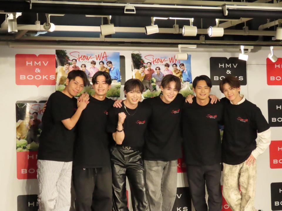 　初のカレンダーブックを発売したＳＨＯＷ－ＷＡの（左から）山本佳志、井筒雄太、塩田将己、向山毅、青山隼、寺田真二郎