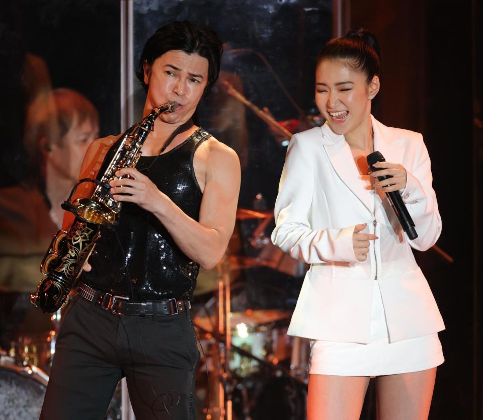 　田中あいみ（右）と共演する武田真治（撮影・西岡正）