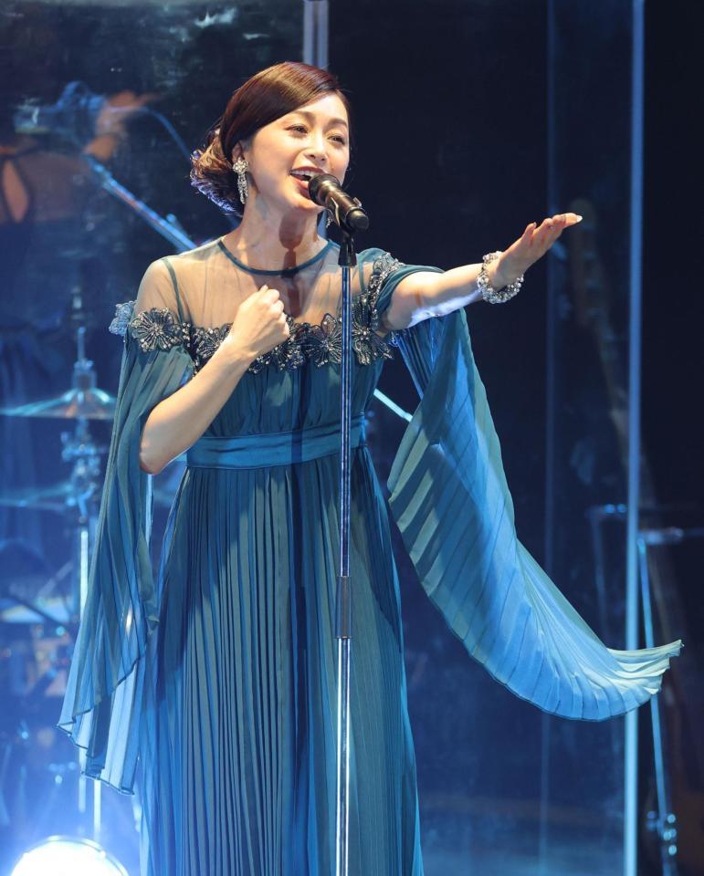 　「碧いうさぎ」を歌い上げる酒井法子（撮影・西岡正）